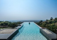 Esta mansão tem uma incrível piscina de horizonte infinito... no telhado!