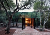Arquiteta cria casa transparente em meio a floresta