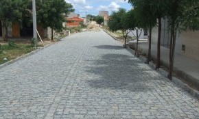 Pavimentação com pedras irregulares